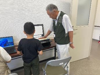かしはら校外塾の様子(先生が教材をコピーする様子)