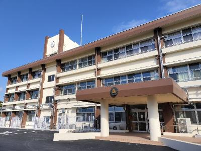 新しくなった真菅北小学校の校舎の外観写真
