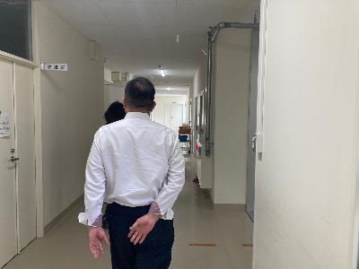 真菅北小学校を視察する亀田市長(廊下)