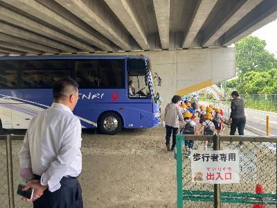 耳成西幼稚園を視察する亀田市長(通園支援バス)