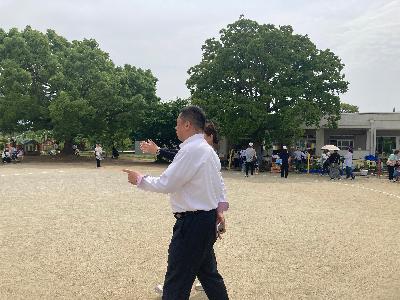 耳成西幼稚園を視察する亀田市長(園庭)