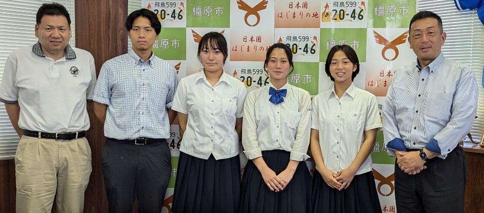 ハンドボール部の方達が市長表敬