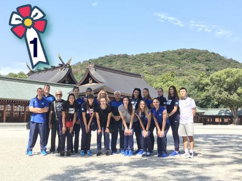 橿原神宮と畝傍山を背にカザフスタン女性バレーボールチームとコーチなどが並んで写っている写真