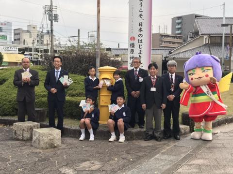 黄色いポストに年賀状を投函しているセレモニーの様子の写真