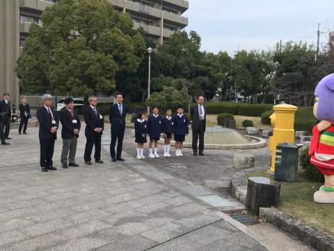 年賀状セレモニーの参加者が整列している様子の写真