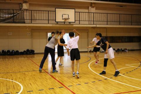 複数人集まってハイタッチをしている写真
