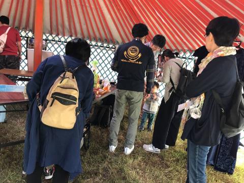 ユルタの中で買い物をしている人達の写真