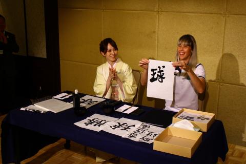 カザフスタンの女性が習字で球という字を書いた写真