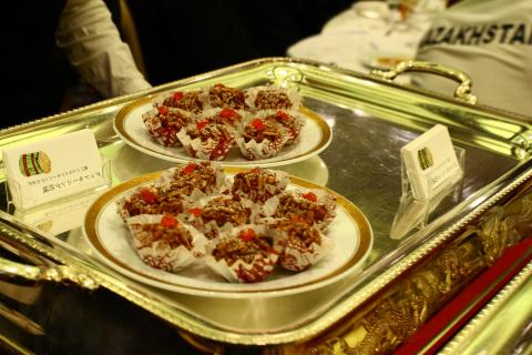 トレーの上にのってある二皿に7個づつある食べ物の写真