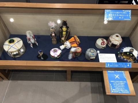 ショーケースに入れられた人形など、カザフの民芸品の写真