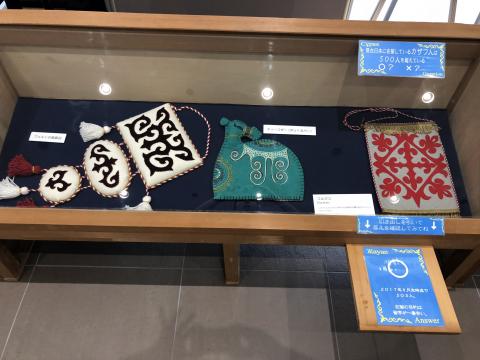 ショーケースに入れられた布製品など、カザフの民芸品の写真
