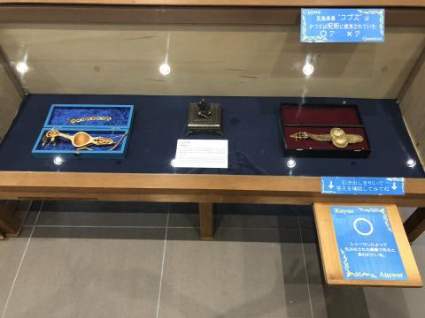 ショーケースに入れられたコブスという名のカザフの楽器の写真