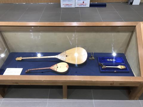 ショーケースに入れられたカザフの楽器の写真