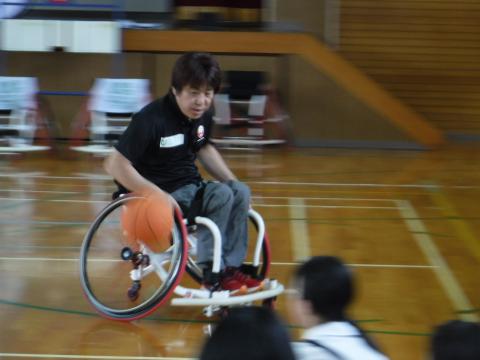 車いすでドリブルをしている男性の写真