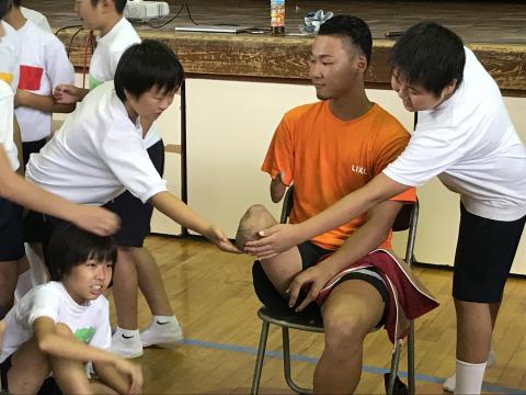 小学生が池田選手に近づいて話している写真