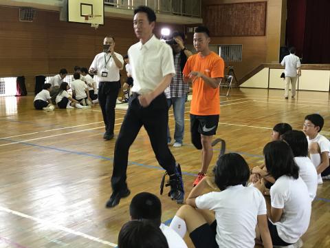 市長がスポーツ義足の体験を受けている写真