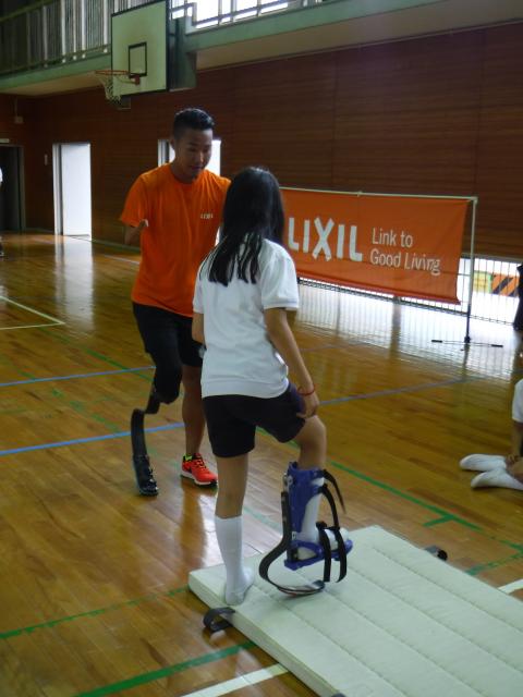 池田選手が女子小学生にスポーツ義足の事を教えている写真