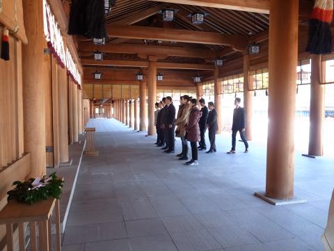 バウダルベック大使と市長・副市長等複数名が橿原神宮を参拝している写真