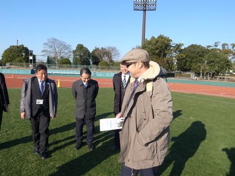 バウダルベック大使が3~4名の市関係者とともに陸上競技場を視察している写真