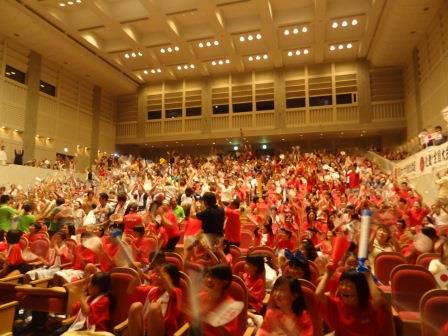高橋礼華選手の金メダル獲得に歓喜するパブリックビューイング会場の写真