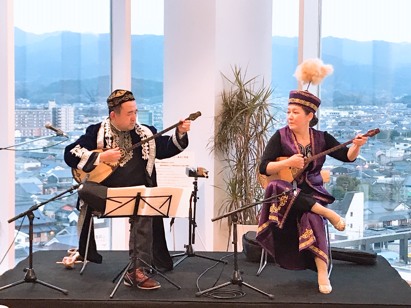 伝統楽器を演奏しているイナーラ・セリクパエヴァさんと高橋直己さんの写真