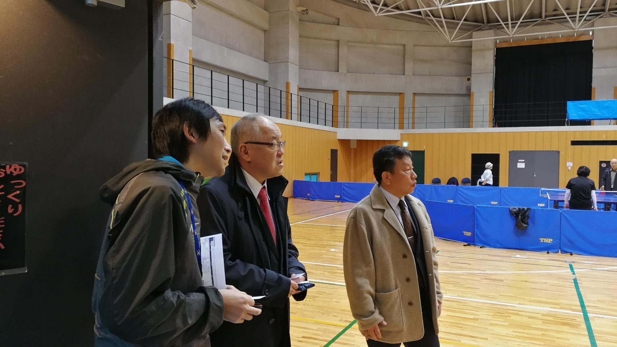 笠井さんがスポーツ施設を視察されている写真