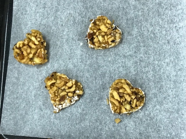 参加者が作った4つのチャクチャクがクッキングシートに載せてある写真
