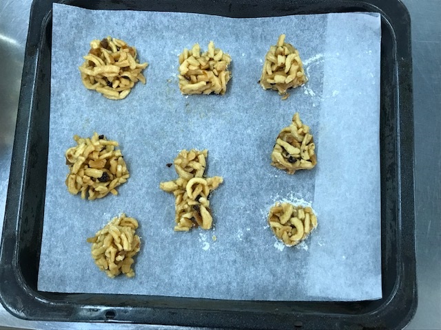 参加者が作った焼き上がる前のチャクチャクがクッキングシートに載せてある写真