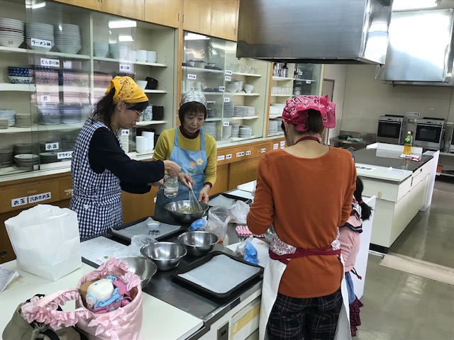4人の生徒が料理教室でチャクチャクを作っている写真