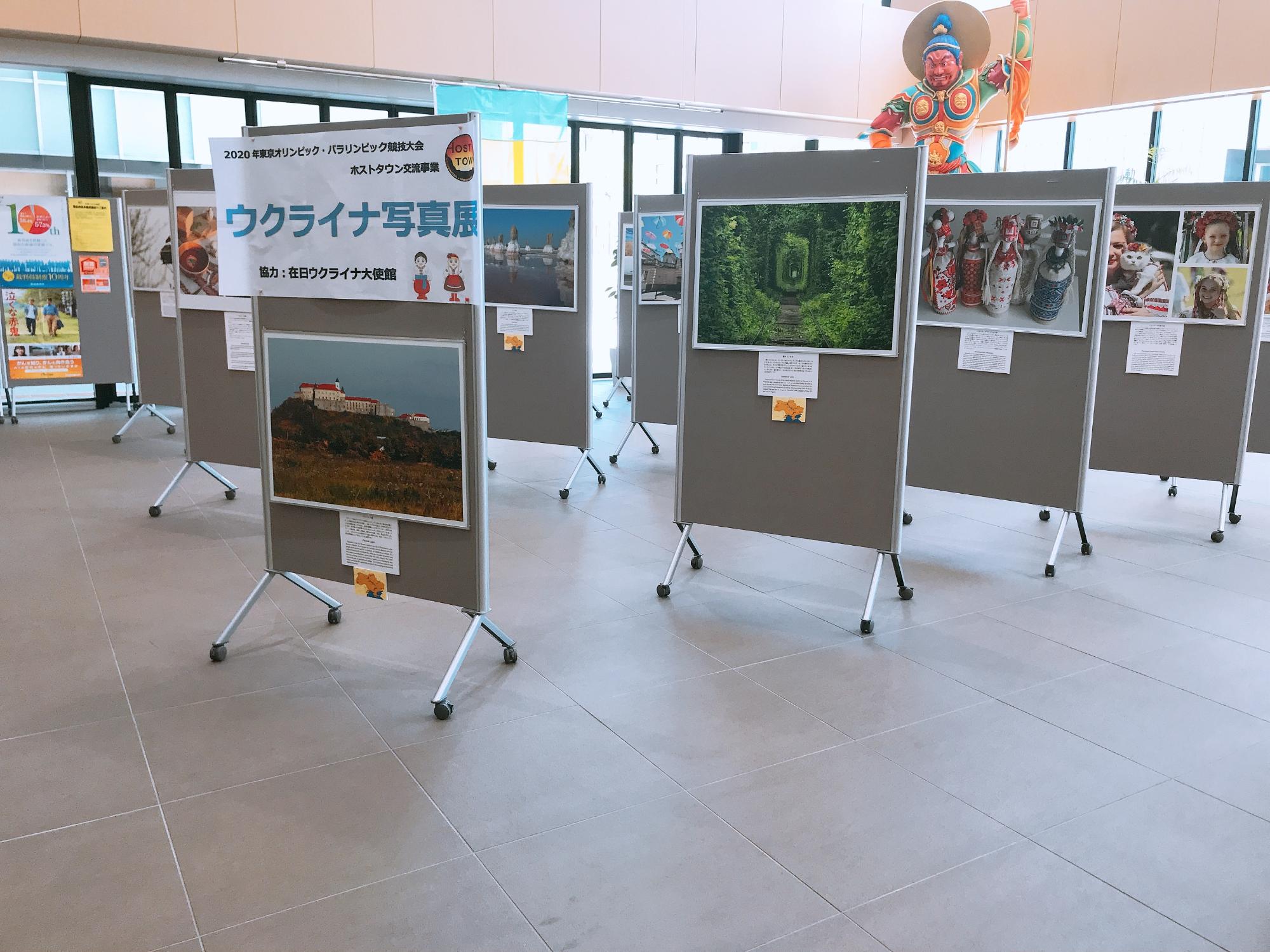 ウクライナ写真展というタイトルの紙やウクライナの写真が飾られたパネルが並んでいる様子の写真