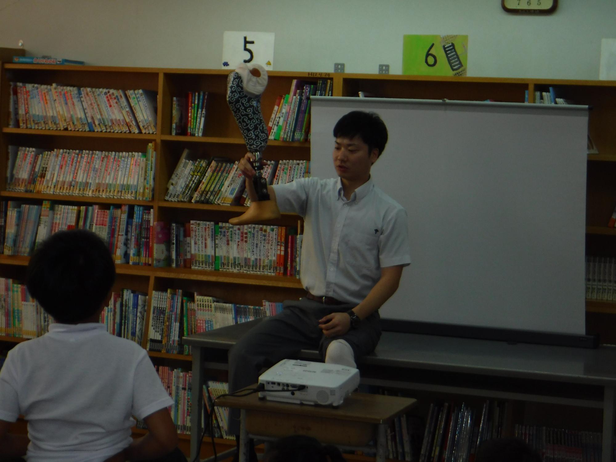 嵯峨根選手が教室で講演をしている写真