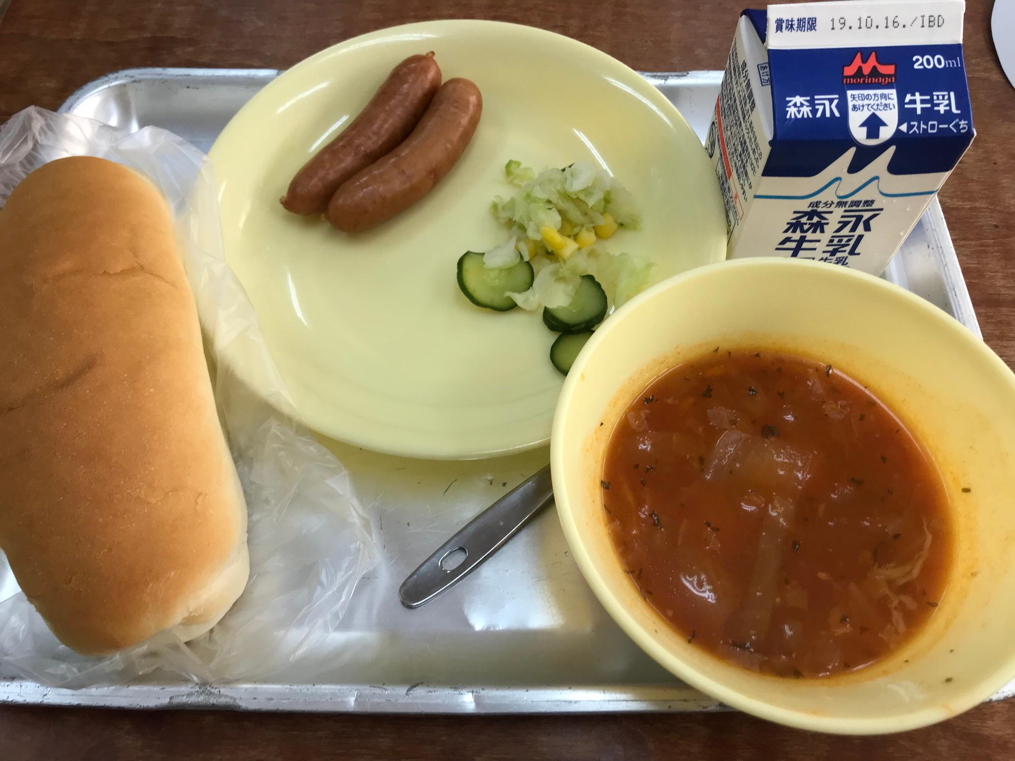 パンとソーセージと牛乳とボルシチの給食の写真