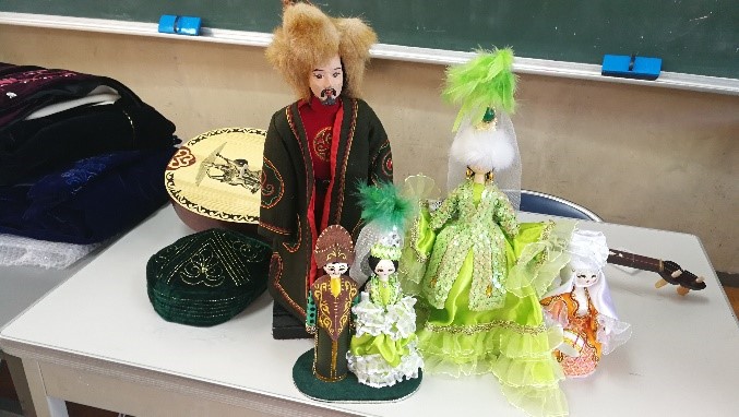伝統楽器、民芸品、民族衣装、民族衣装を着た人形の写真