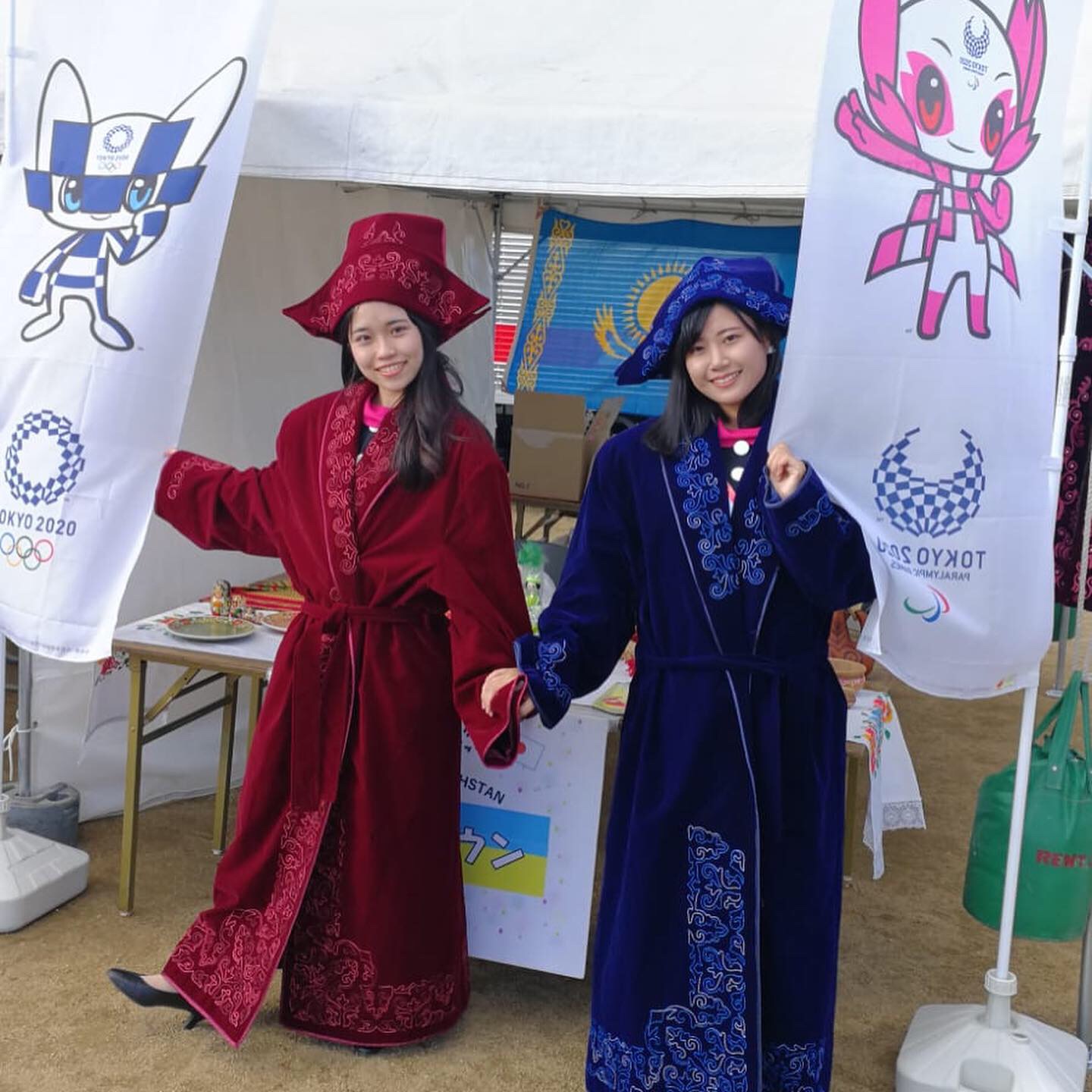イベント会場のテントでカザフスタンの民族衣装を着ている女性2人の写真