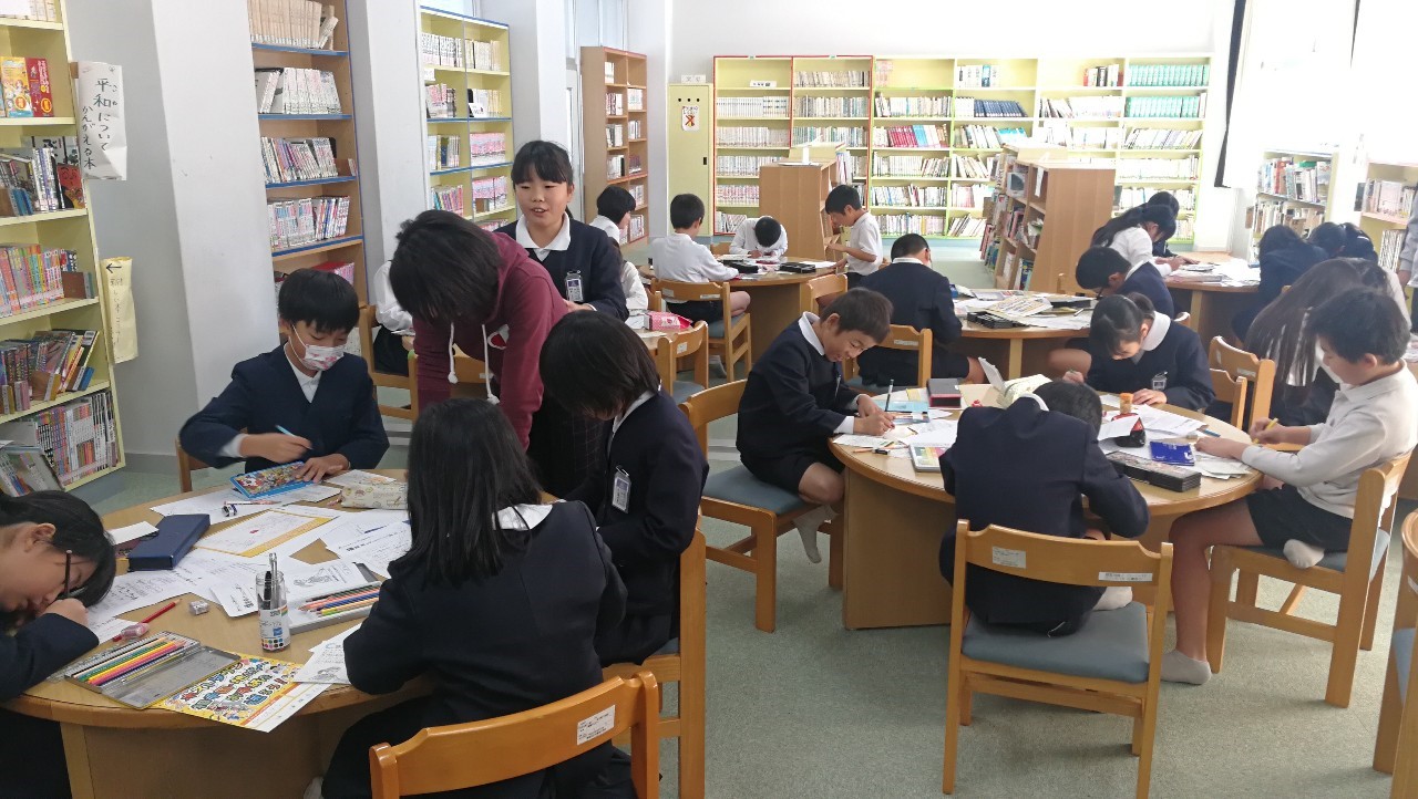 白橿南小学校の生徒がカザフスタンの子供たちに向けて手紙を書いている写真