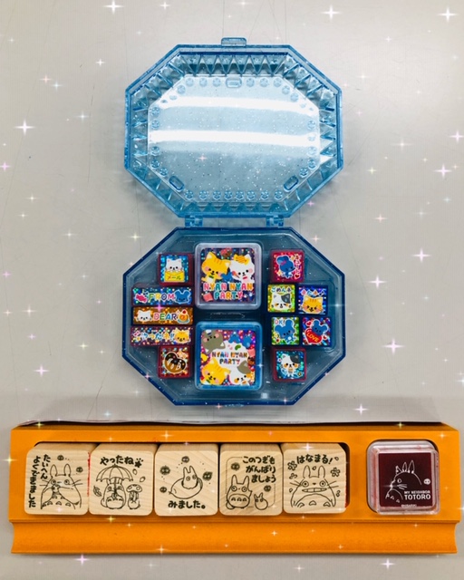 まるばつクイズに使用するトトロなどのキャラクターのスタンプが数点並べられた写真