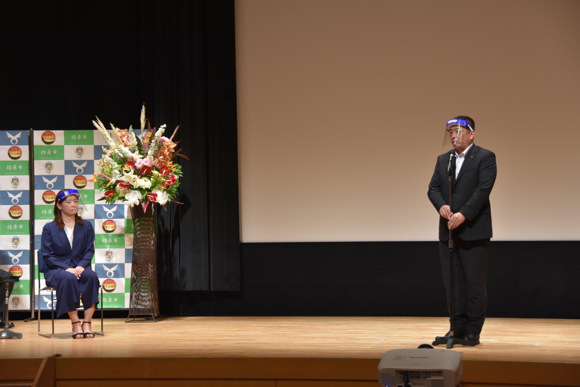 高橋さんと挨拶する亀田市長(右)の写真