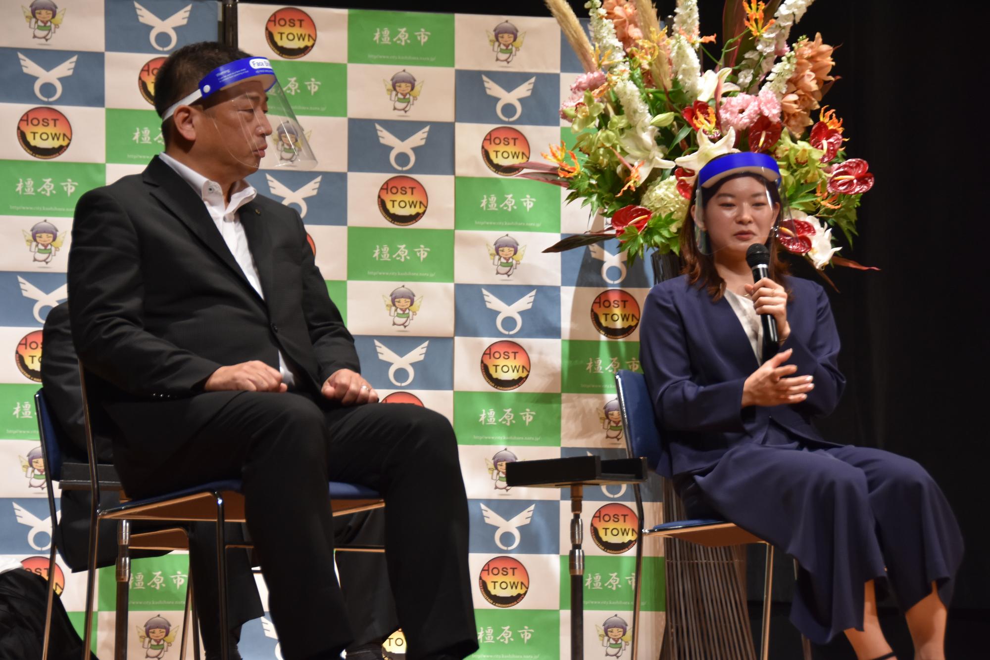 トークセッションをする亀田市長と高橋さんの写真