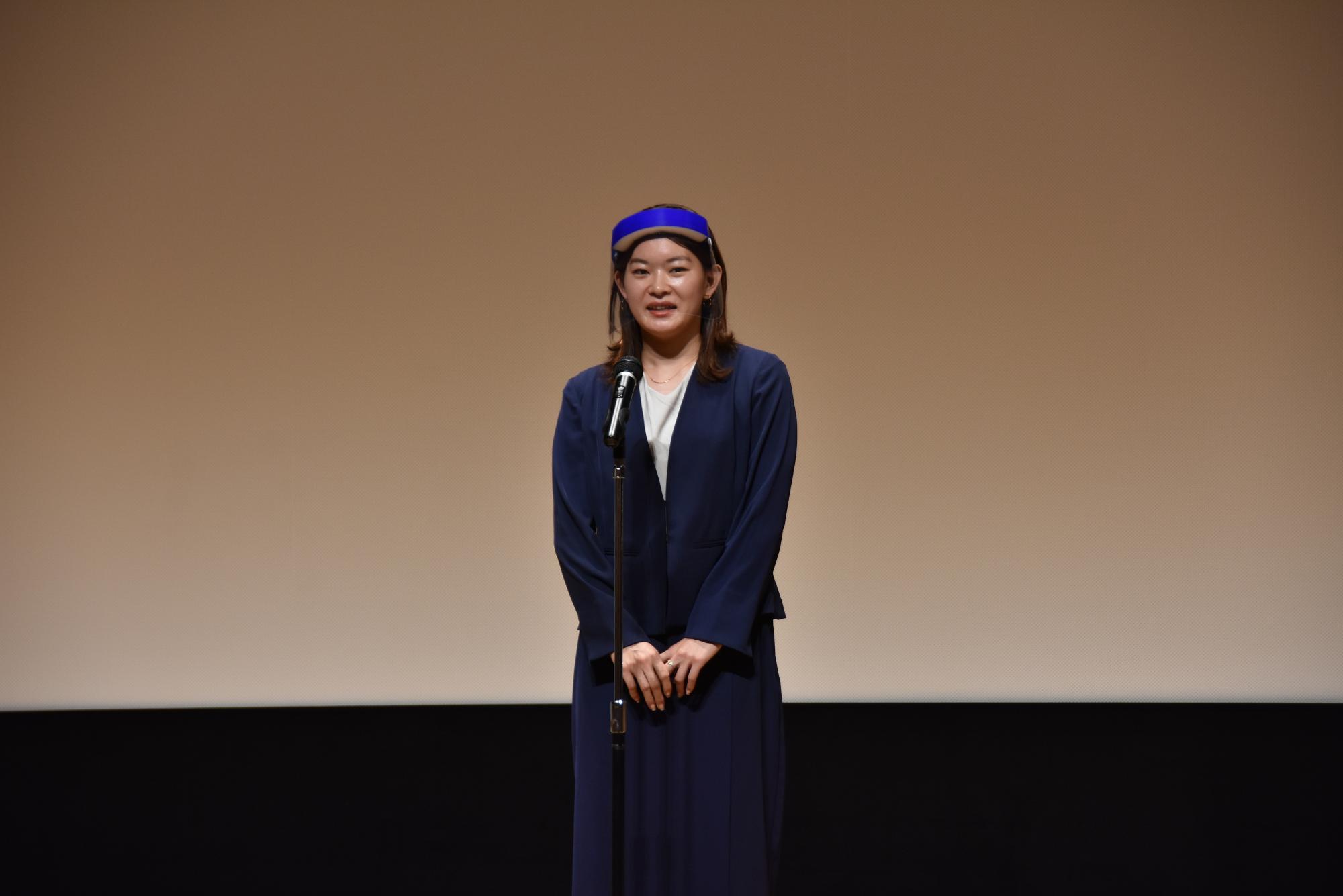 引退報告会をマイクを前にして行う高橋礼華さんの写真