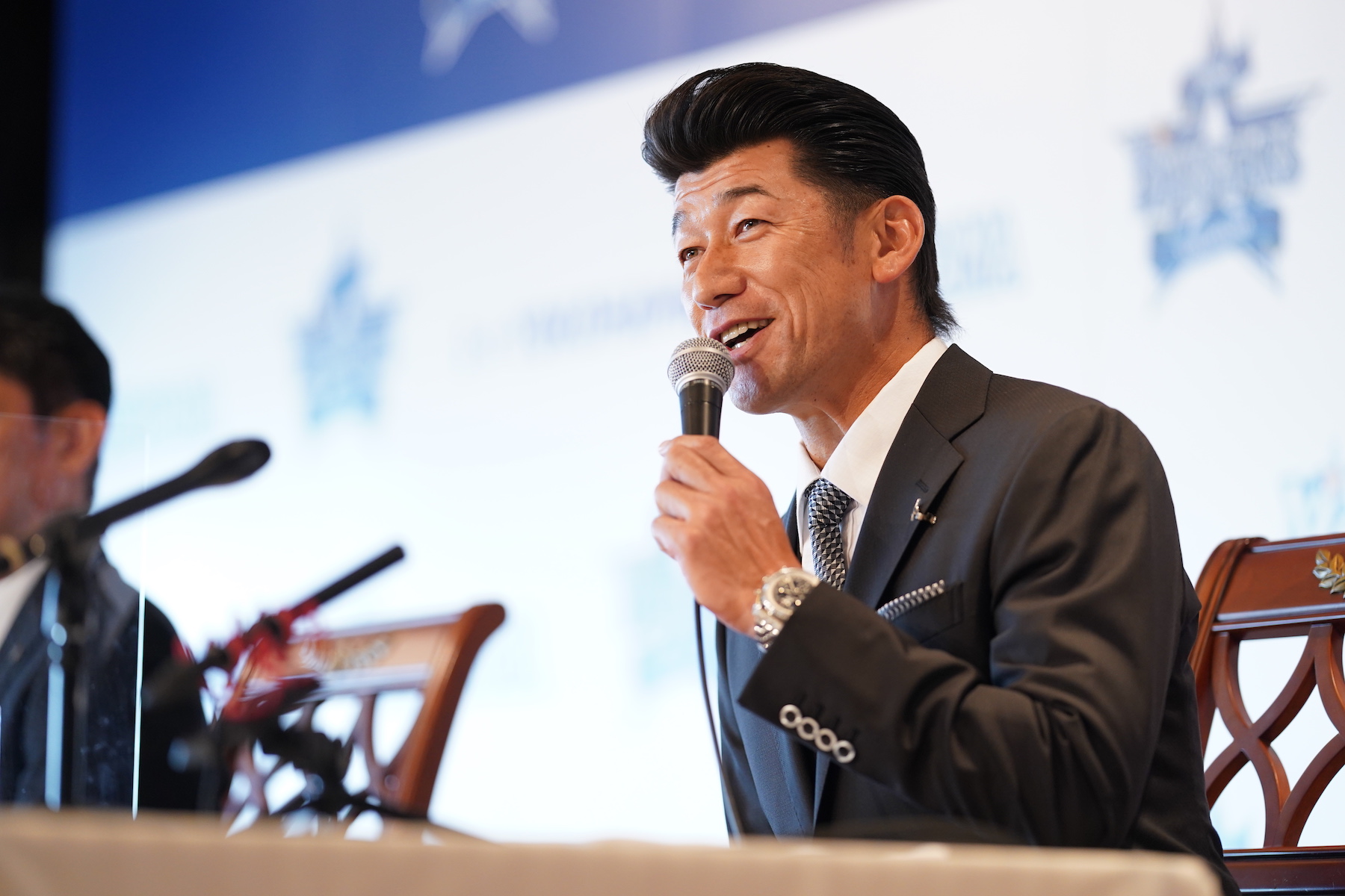 笑顔で会見に臨む三浦大輔さんの写真