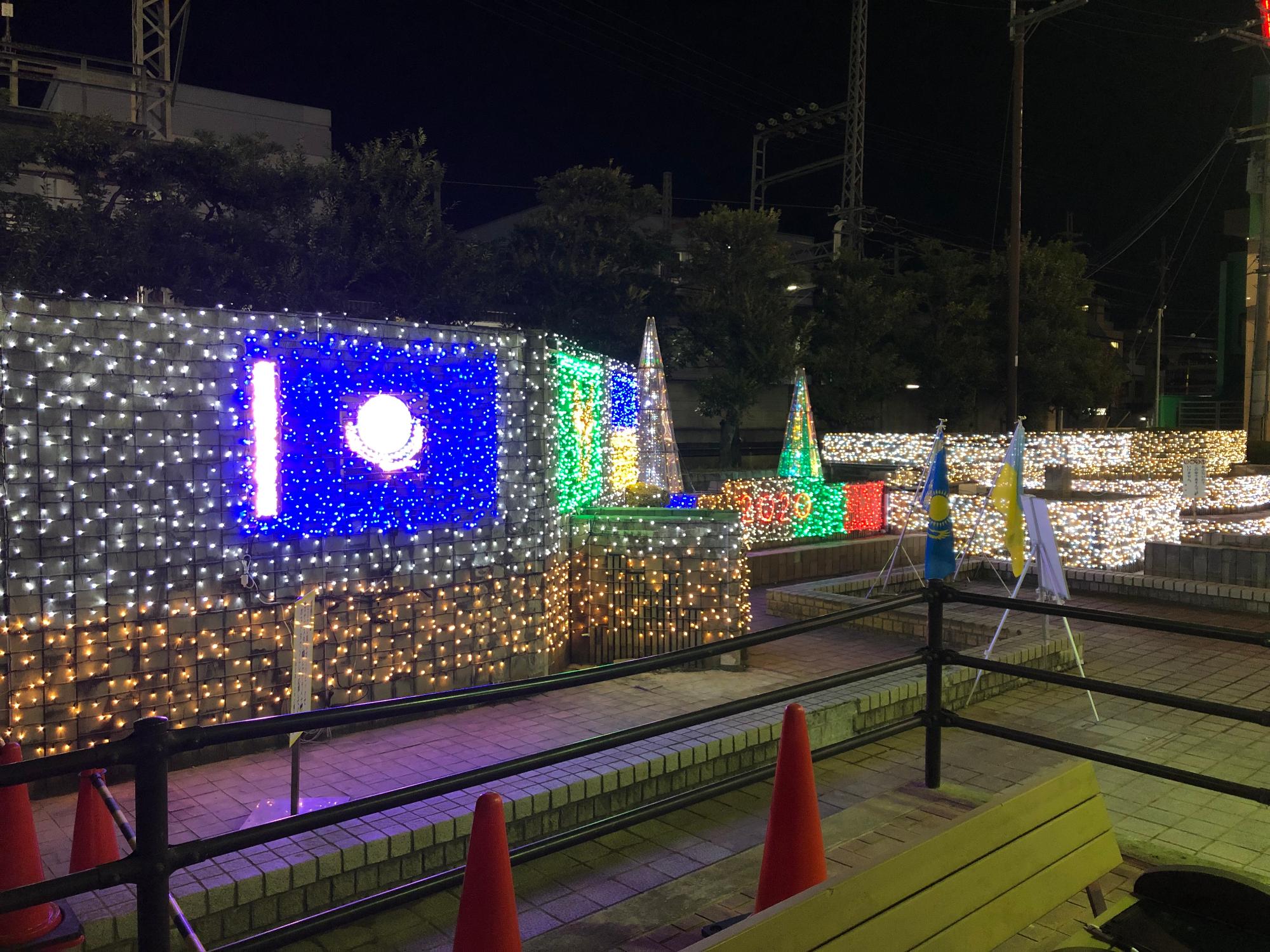 夜空の下でイルミネーションがライトアップされている写真