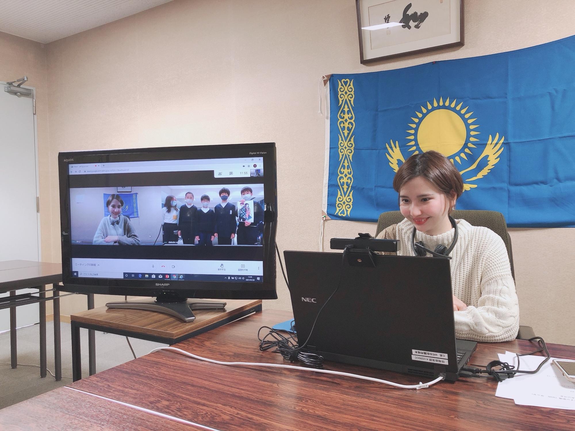 女性が5名の子供たちと画面を通じてオンライン交流授業を実施している様子の写真