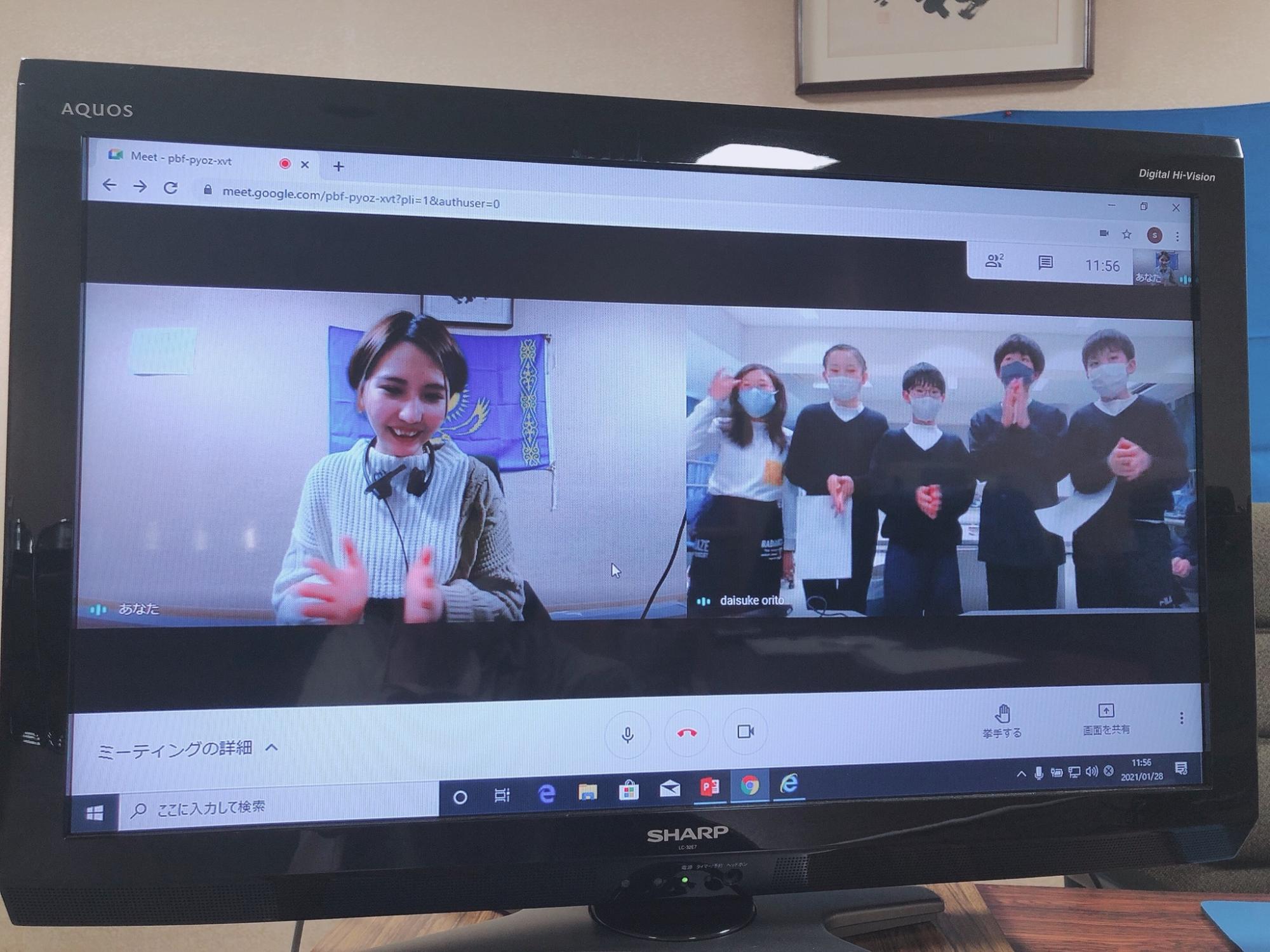 女性がオンライン交流授業において5人の子供たちに画面を通じてカザフスタンの文化を説明している様子の写真