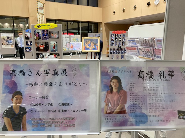 高橋選手の写真展のコーナー紹介と経歴紹介の写真