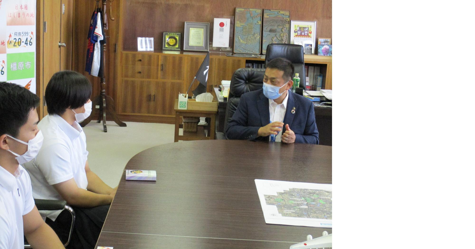杉村選手(左から2人目)と亀田市長(右)