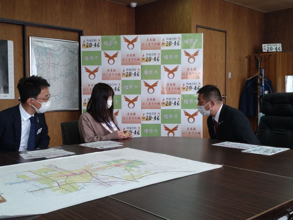 亀田市長にメダルを披露するスポーツクライミング日本代表・谷井選手の表敬訪問時の写真。