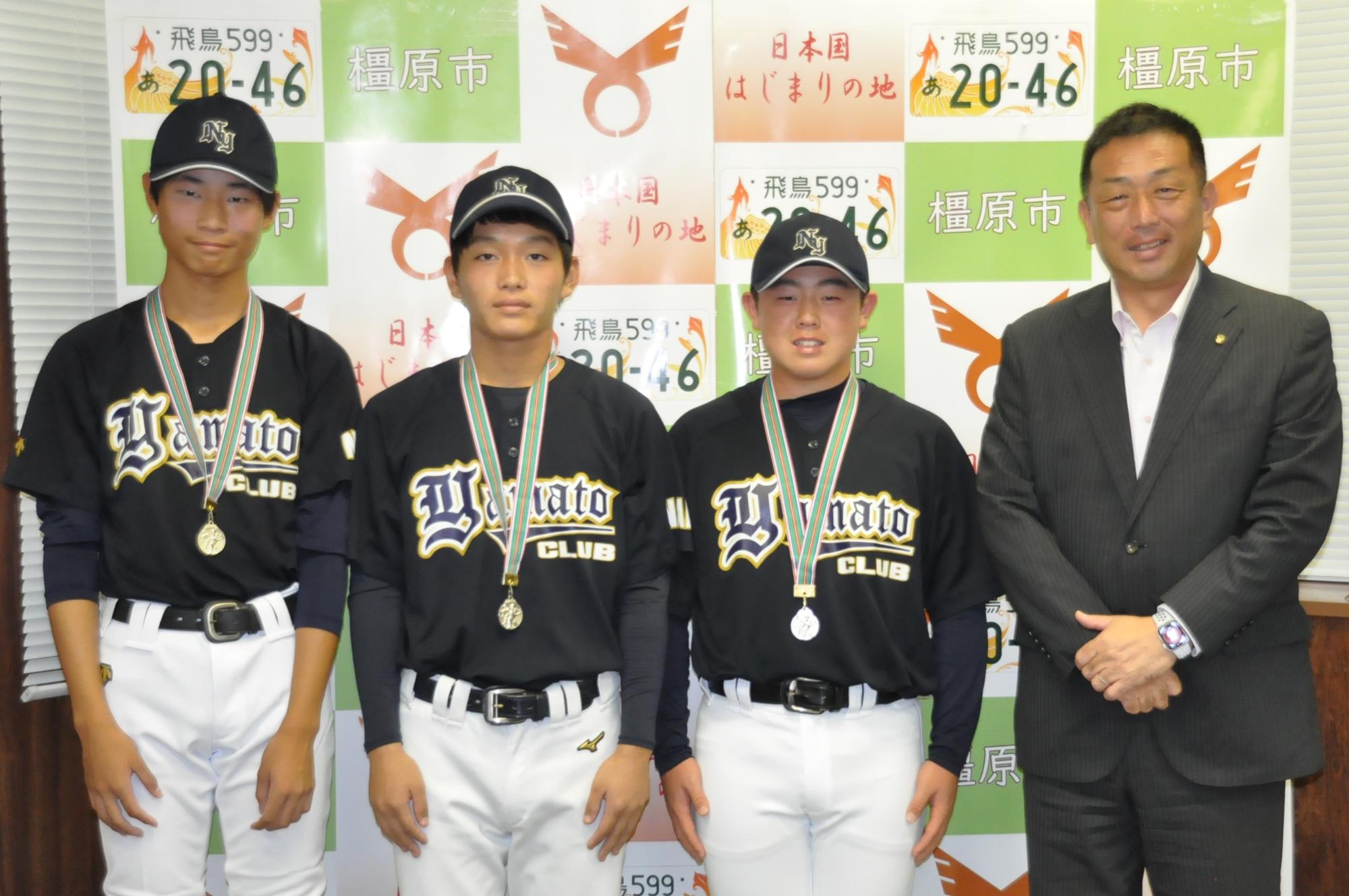 野球の大和クラブの選手達と亀田市長