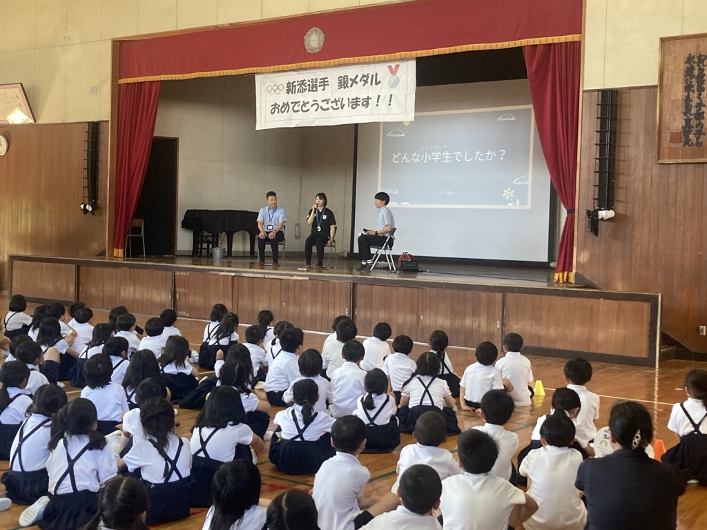 新添選手母校訪問の様子1