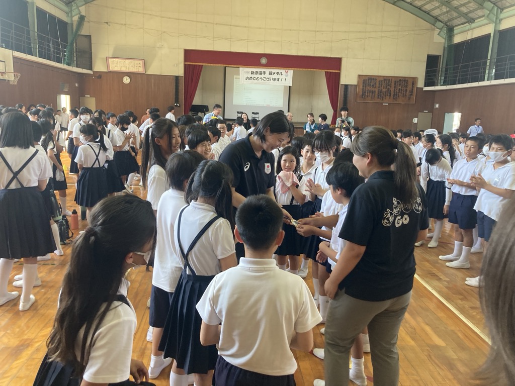 新添選手母校訪問の様子2