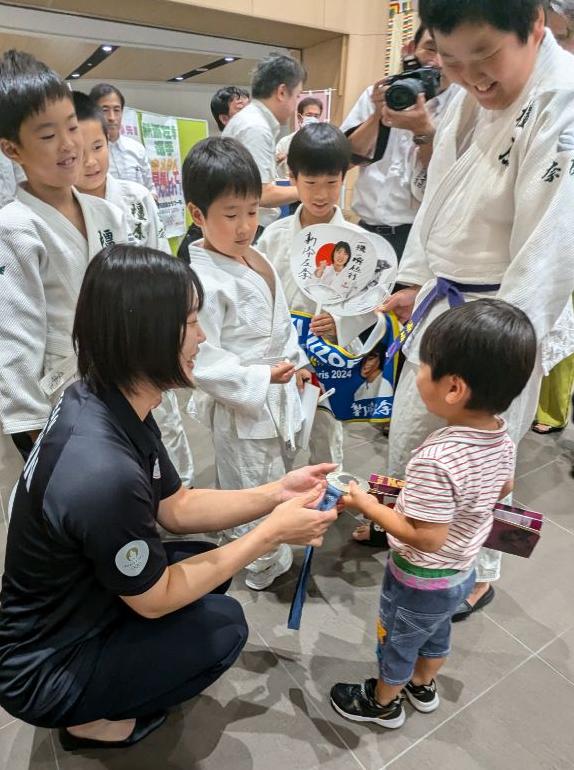 子どもたちと触れ合う新添選手